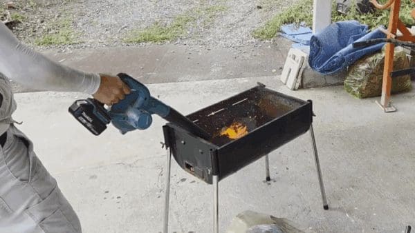 BBQご一行さまの使われる火を起こしました
